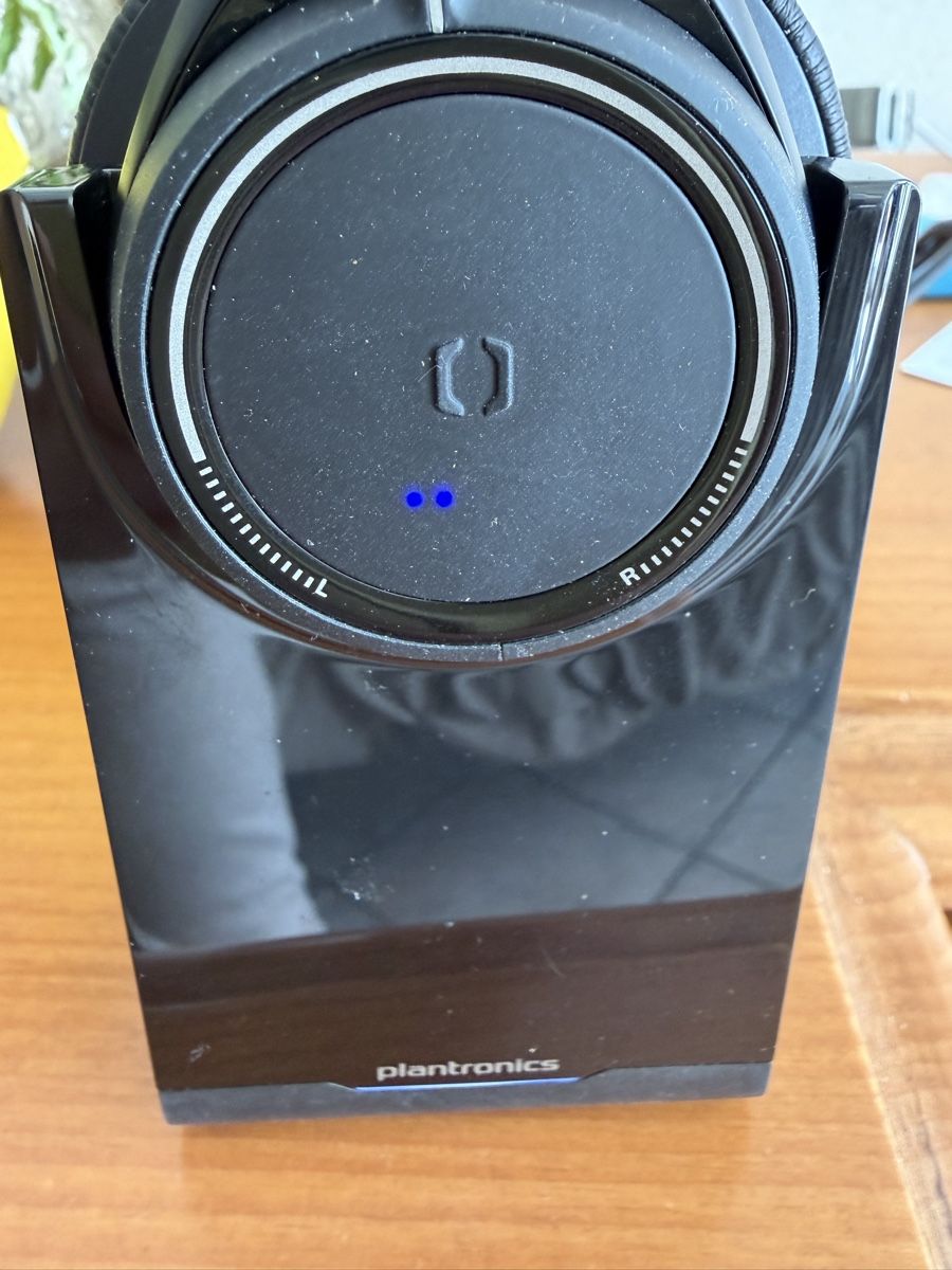 Plantronics Kopfhörer: Plantronics Headset mit Ladestation und Tasche – Gebraucht aus Basel von Bella-94 3