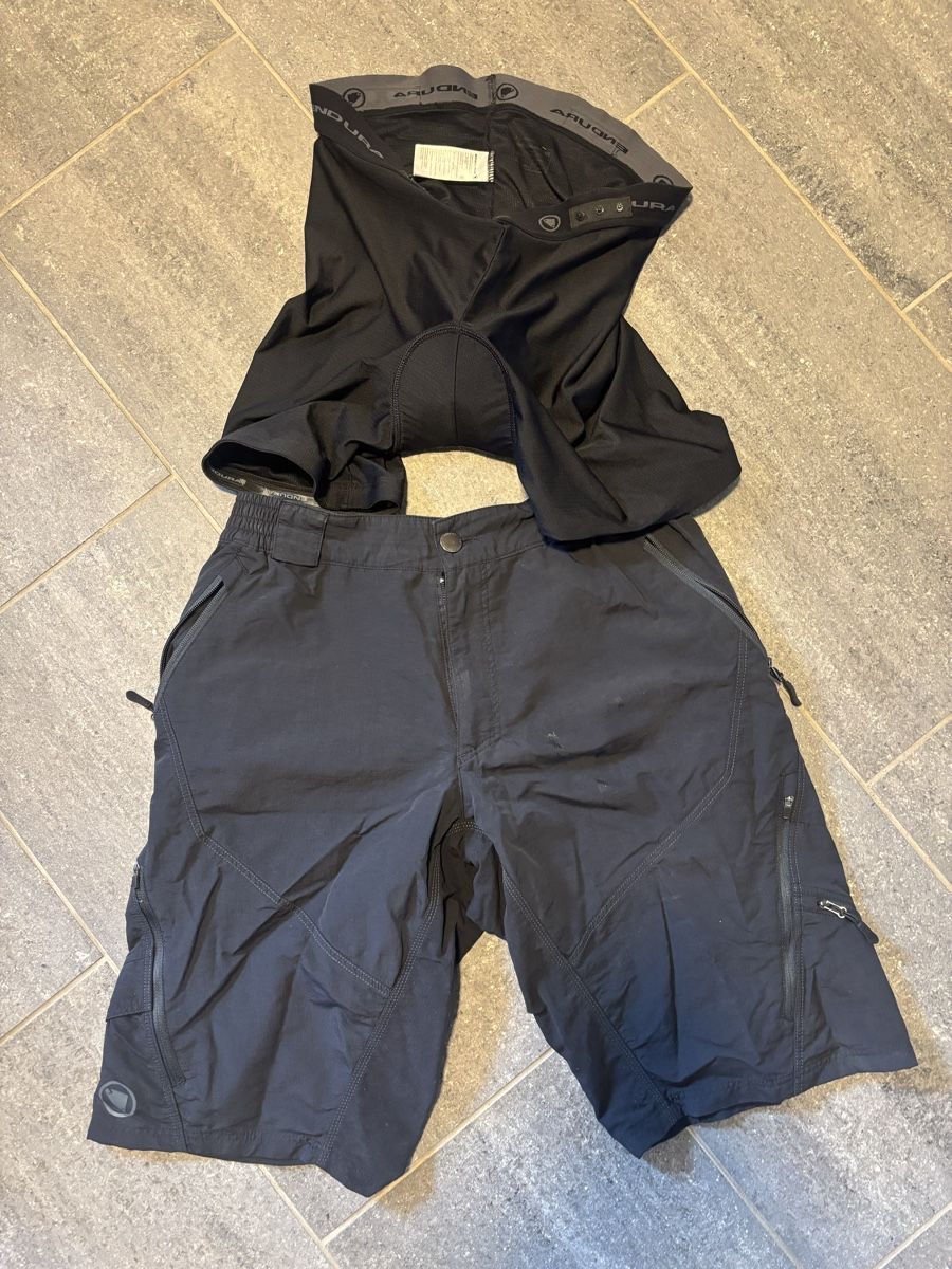 Endura Pantalons: Endura Hummvee Short II mit Liner – D'occasion à Küssnacht am Rigi par Duwir
