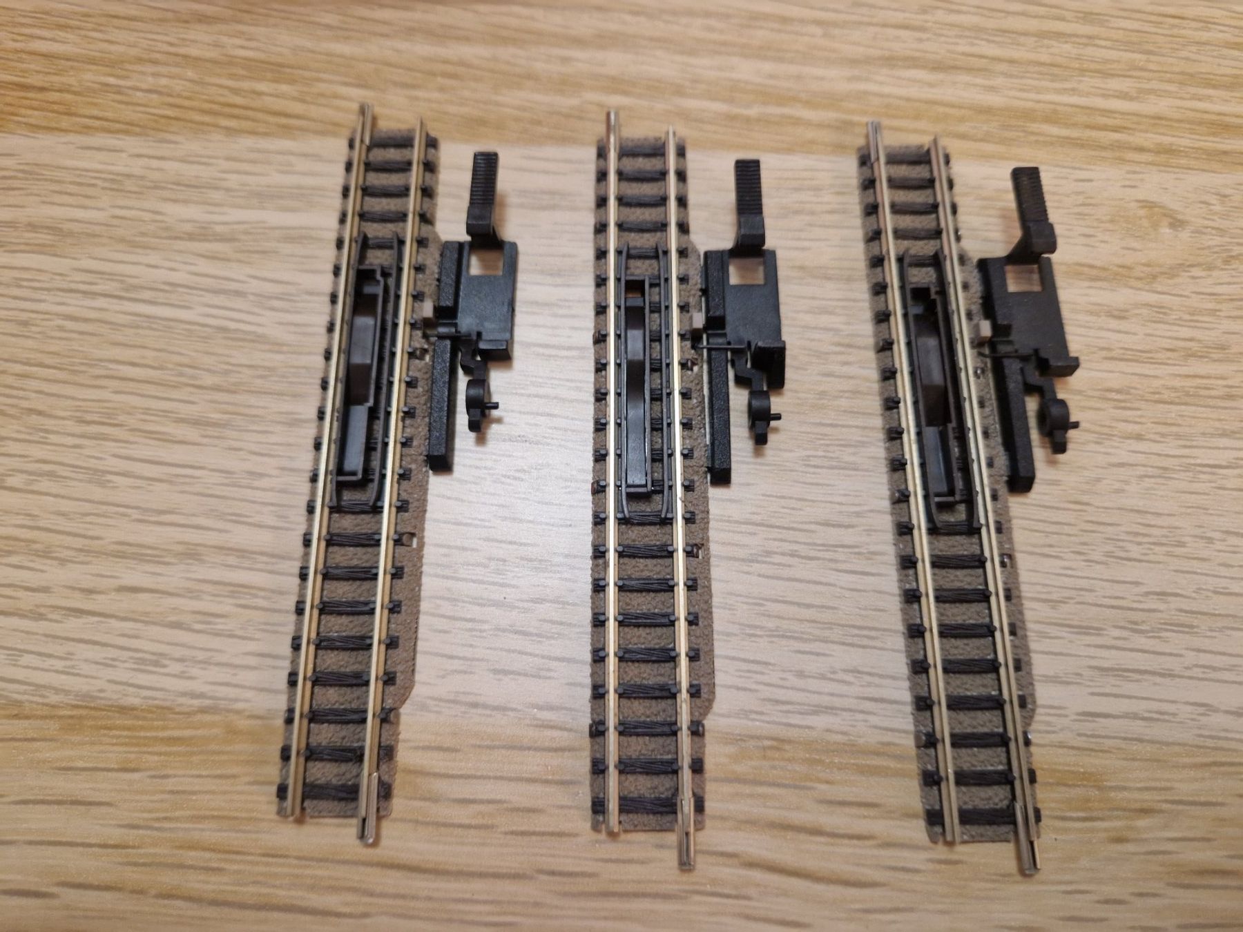 Fleischmann Modellini di ferrovie: Fleischmann 3 x 9114 Entkupplungsgleis N – Usato da St-Aubin-Sauges venduto da tantome