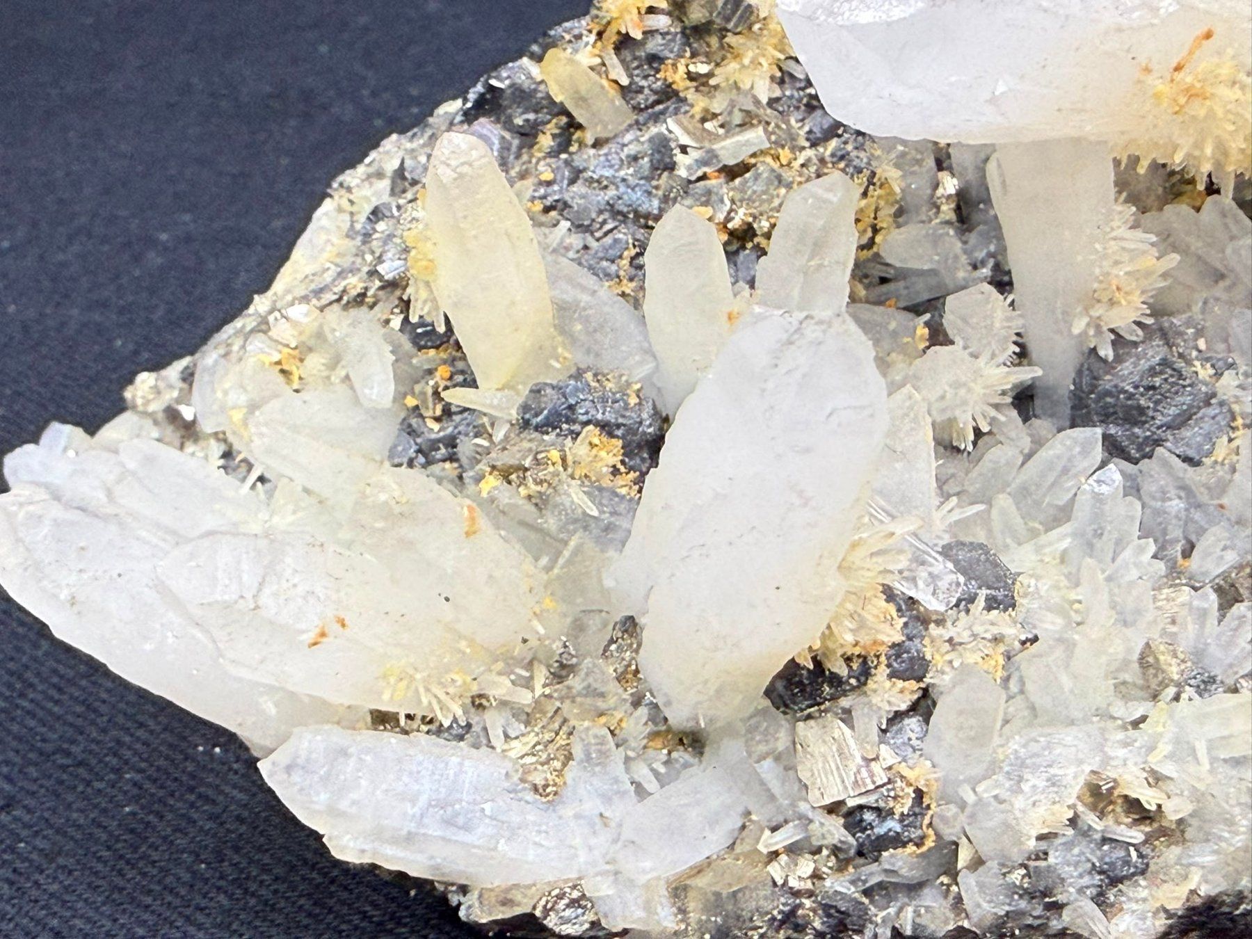 Minerali & Pietre curative: Quarz mit Pyrit und Galena – Usato da Schinznach Bad venduto da Demerald 9
