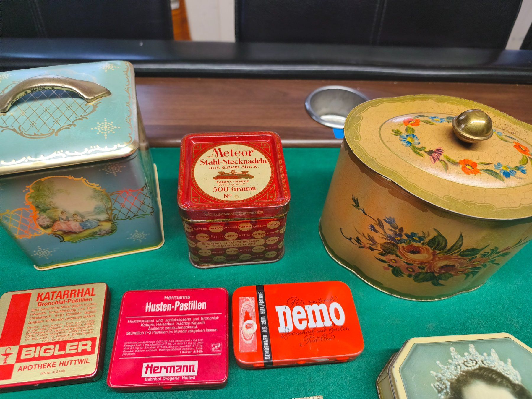 Toutes les décorations: Diverse alte Blechdosen – D'occasion à Oberägeri par baerghuus 1