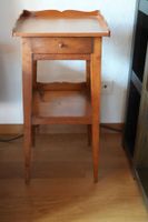 Kleines Tischlein mit 1 Schublade und 1 Tablar aus Holz