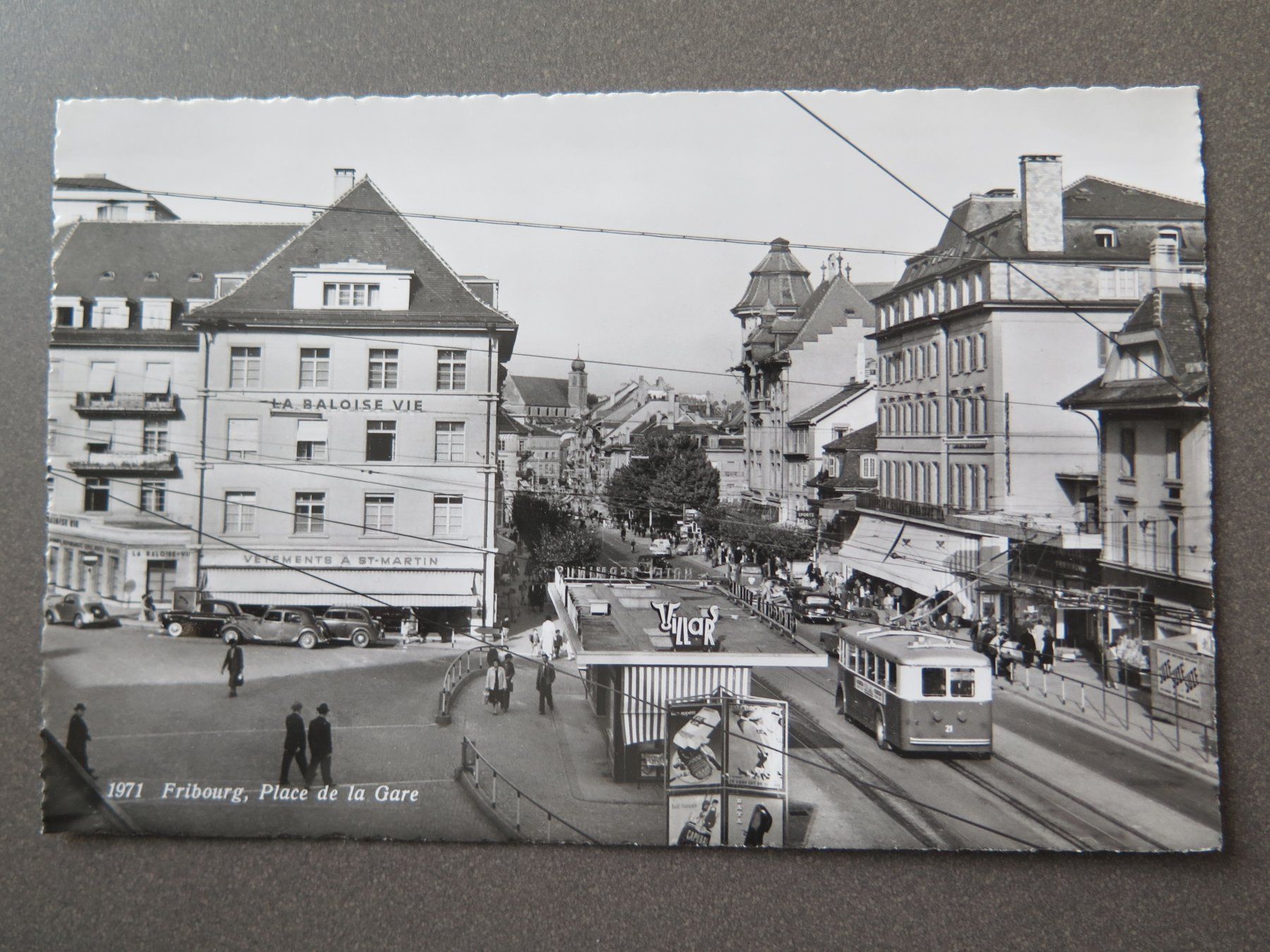 Ansichtskarten: FRIBOURG - PLACE DE LA GARE - OMNIBUS – Gebraucht aus Wittenbach von lipasal