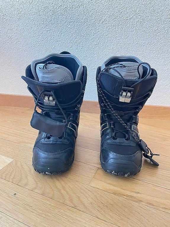 Scarpe da donna: Snowboardschuhe Damen Gr 37.5 – Usato da Bern venduto da francesca35