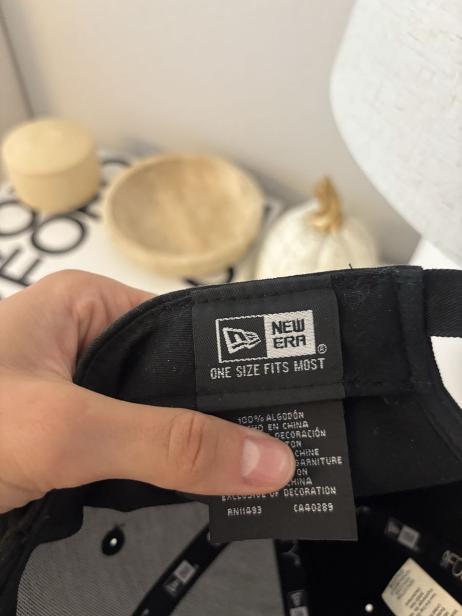 New Era Copricapi, berretti & cappellini: NEW ERA Black Hat One Size Fits All NP: 49.- – Nuovo (secondo la descrizione) da Horgen venduto da lme_8kj7 2