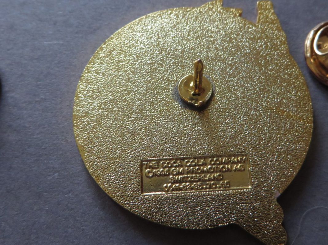 Coca-Cola Placchette & Badge: PIN, COCA-COLA EISBÄR EISTANZ – Usato da Neuhausen venduto da luckimucki 1