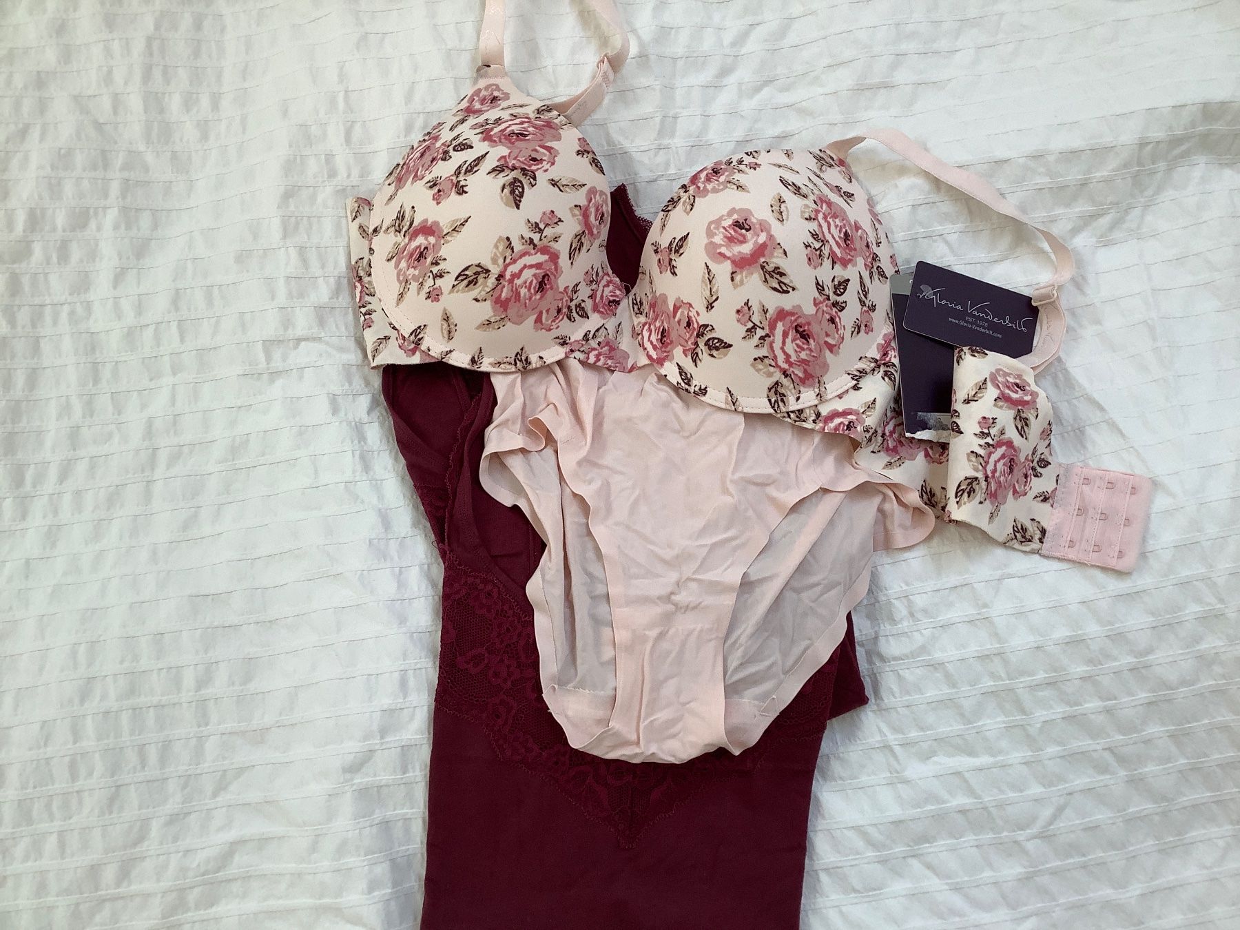 Altra biancheria intima: Wunderschöne Unterwäsche neu – Usato da Triesen venduto da boston7
