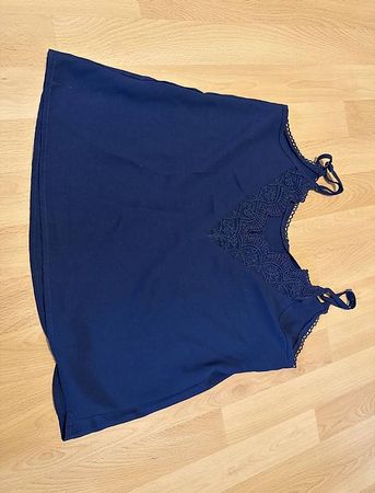 Dunkelblaues Spitzentop