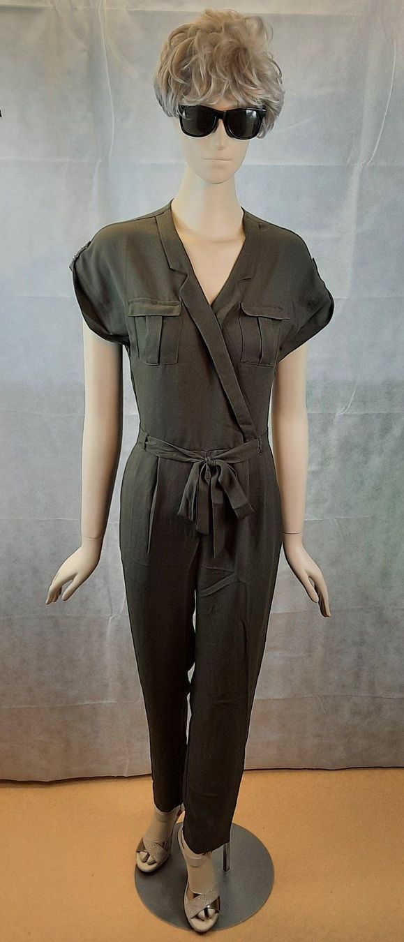 Tute: VILA Jumpsuit V-Ausschnitt olive Gr. XS – Nuovo e nell'imballaggio originale da Seuzach venduto da VT-Collections1 2
