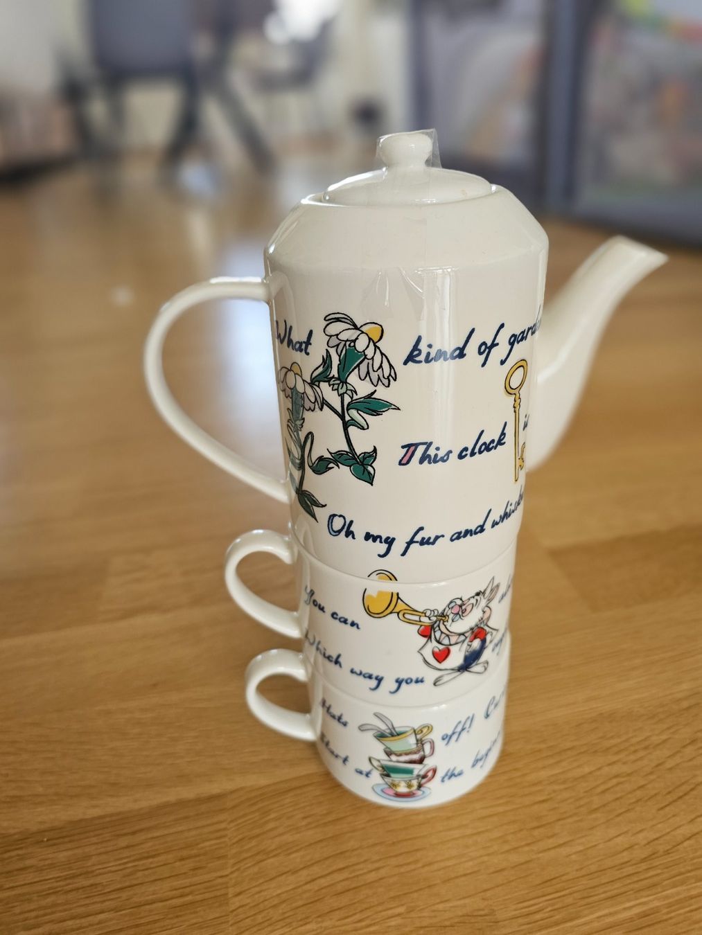 Disney Teiere: Wunderschönes Cath Kidston x Disney Teekanne Set "Alice" – Usato da Oberengstringen venduto da stuliv 1