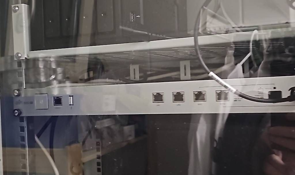 Ubiquiti Modems & Router: Ubiquiti UniFi Router /Firewall USG-PRO-4 – Gebraucht aus Allschwil von Ozdingo 1