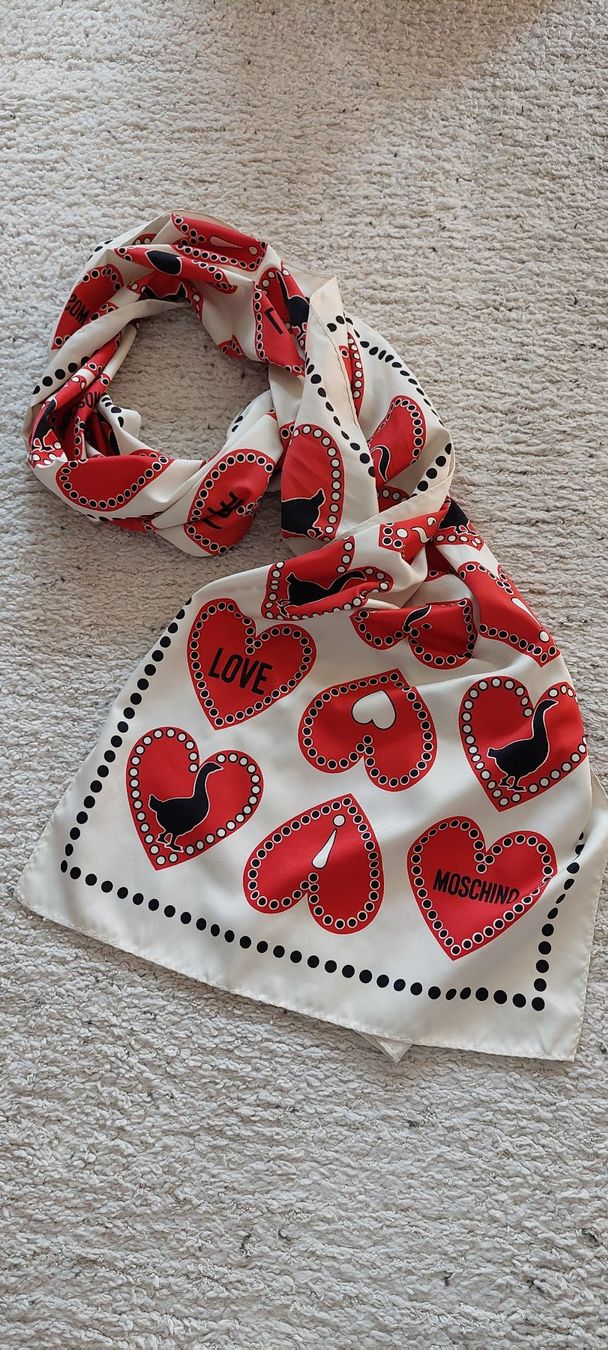 Foulards, Tücher & Schals: Stilvoller Schal im Moschino-Design – Gebraucht aus Schaffhausen von Robuco_93 2