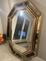 Goldener Spiegel mit Facettenschliff in Holzrahmen