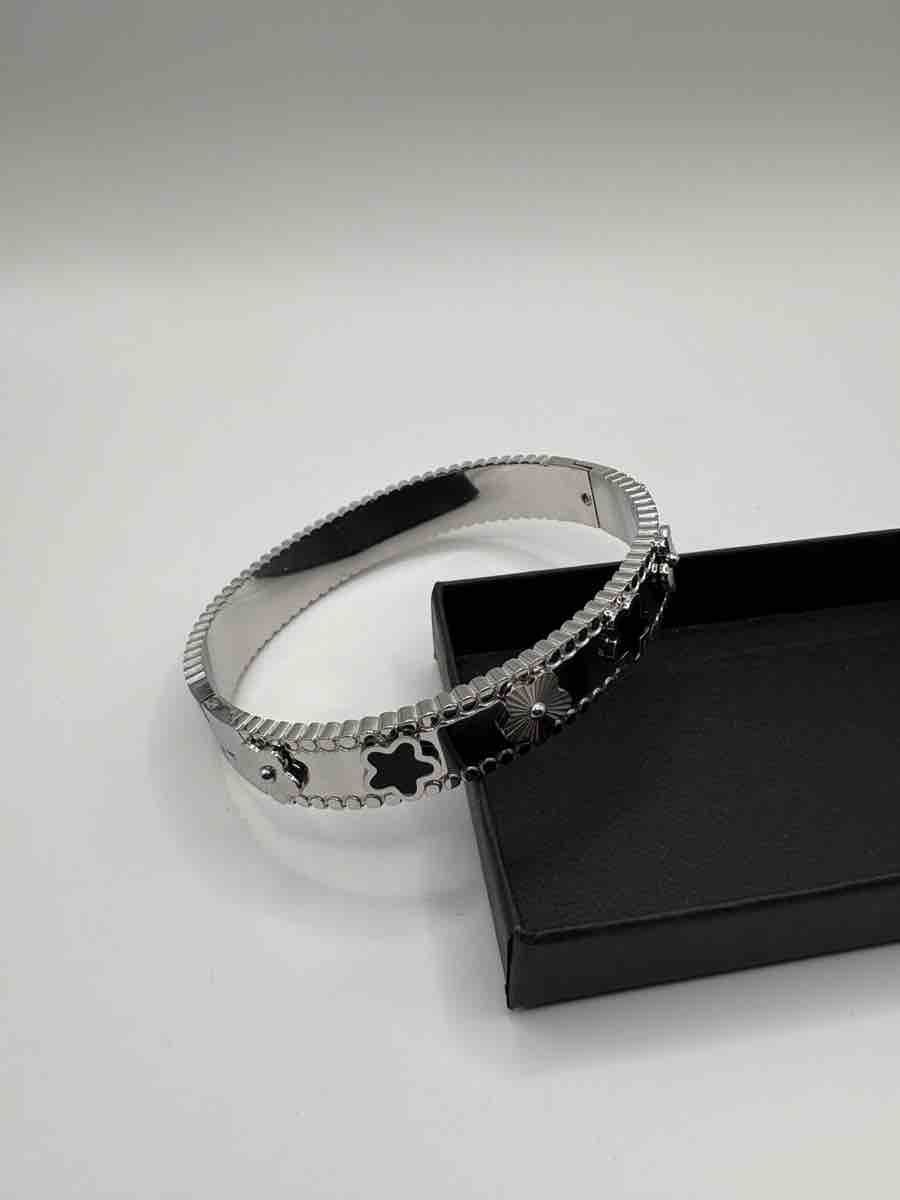 Armbänder & -reifen: Armband mit Blumenmuster neuwertig – Gebraucht aus Emmenbrücke von Mirza1980