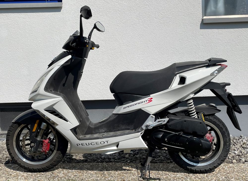 Elegantes Peugeot Handler Roller Bilder