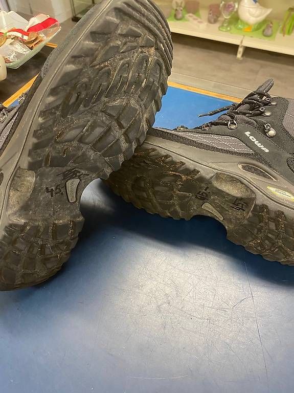 Lowa Scarpe da uomo: Wanderschuhe schwarz/grau Lowa Gr. 43 1/2 – Usato da Schaffhausen venduto da Galleria13_Brocki_SH 3