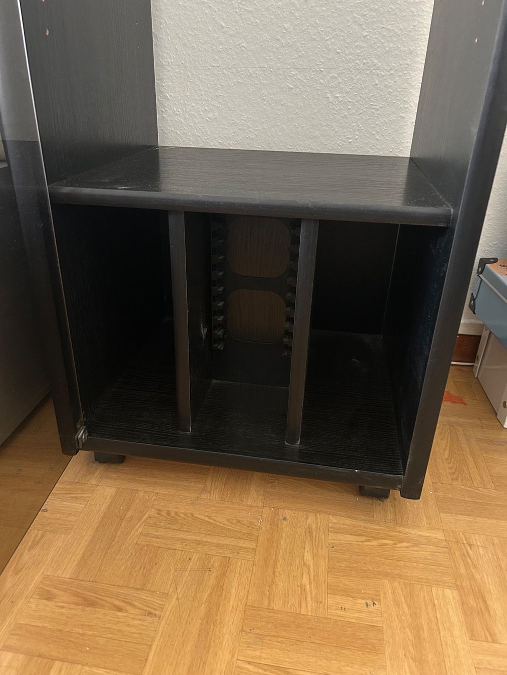 Vetrine: Meuble vitrine noir élégant, parfait pour des cd – Usato da La Chaux-de-Fonds venduto da cor_r67m 3