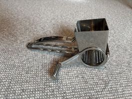 Käsereibe mit Kurbel