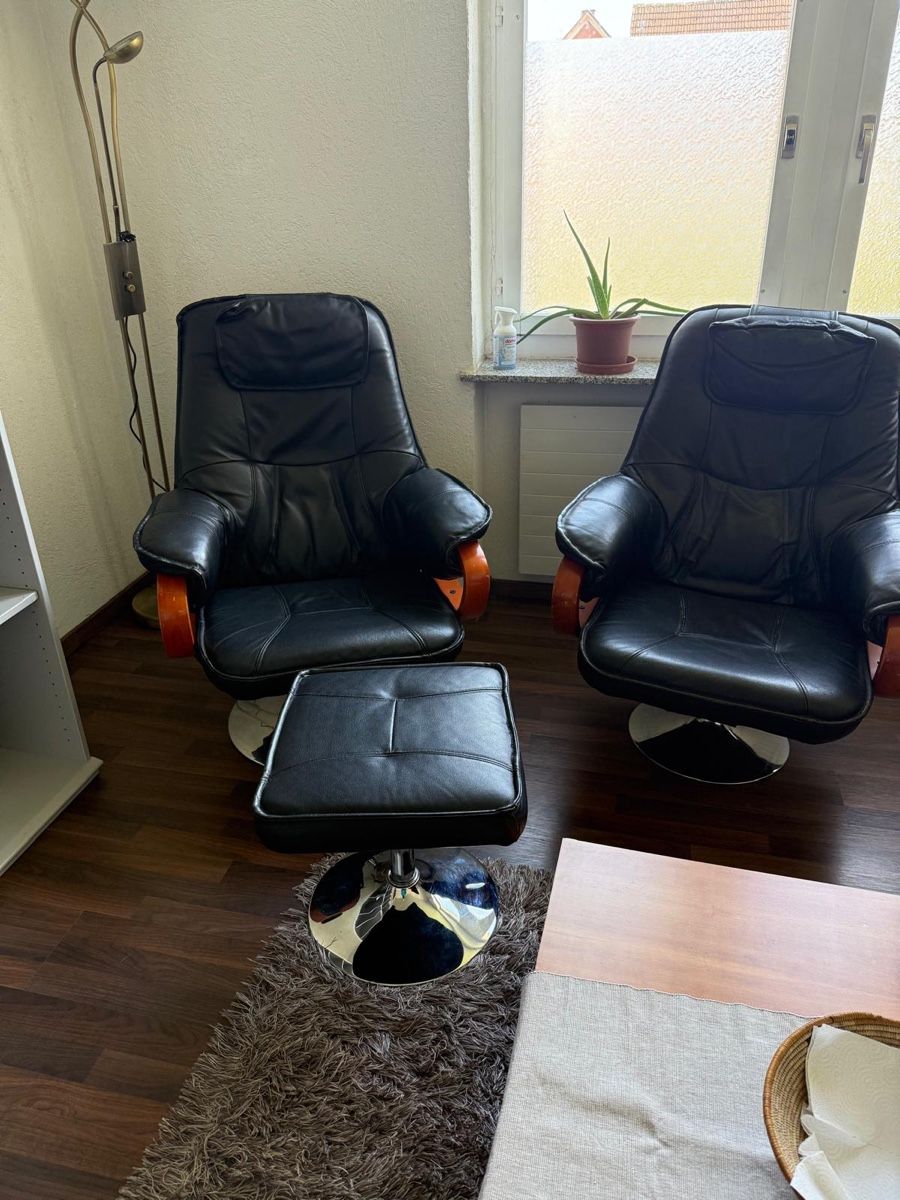 Poltrone: Bequemer Drehsessel aus Leder, 2 Stück + 2 Hocker – Nuovo (secondo la descrizione) da Schlieren venduto da Sunshines