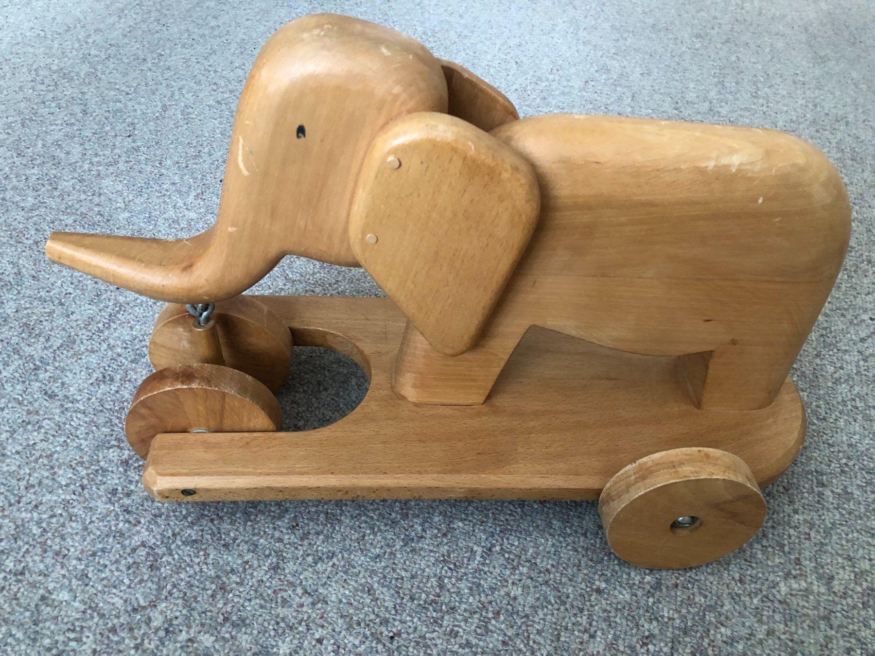Statuette: Elefant auf Räder aus massivem Holz – Usato da Bassersdorf venduto da sammelfloh 1