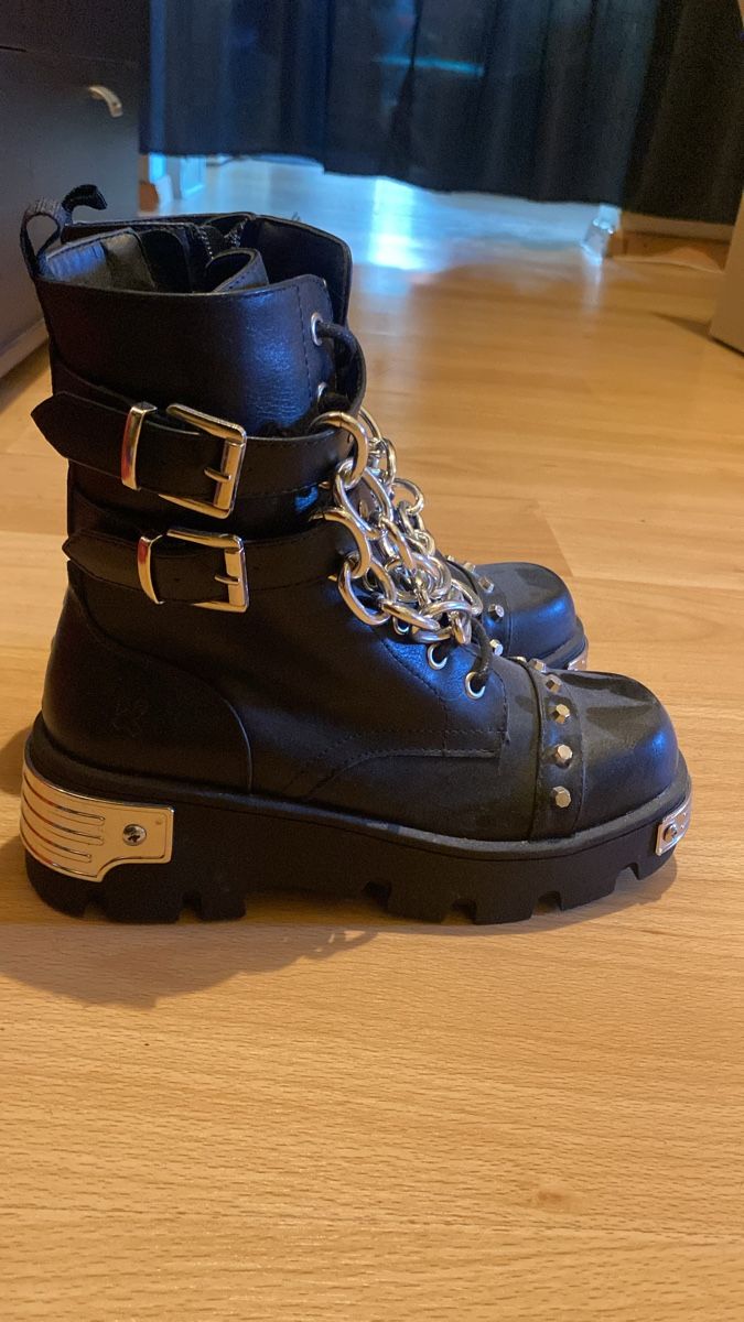 Scarpe da donna: Bottes noires avec chaînes et clous Taille 41 – Nuovo (secondo la descrizione) da Préverenges venduto da cha_jrn9 1