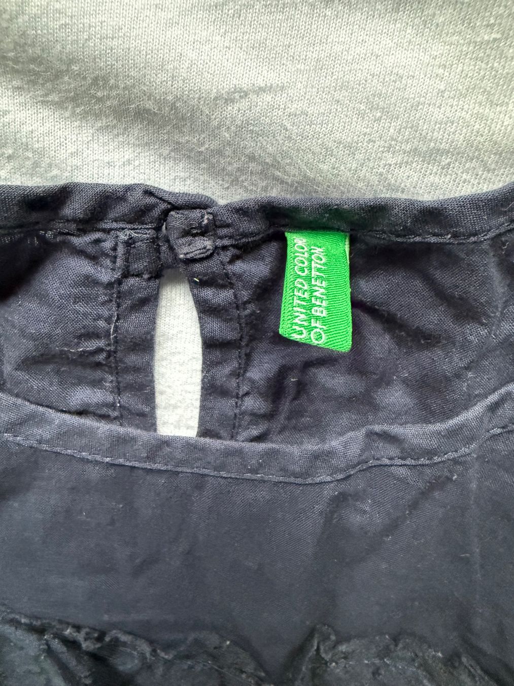 Benetton T-shirt: Dunkelblaues Ruffle T-Shirt – Usato da Altendorf venduto da Jeshy15 4