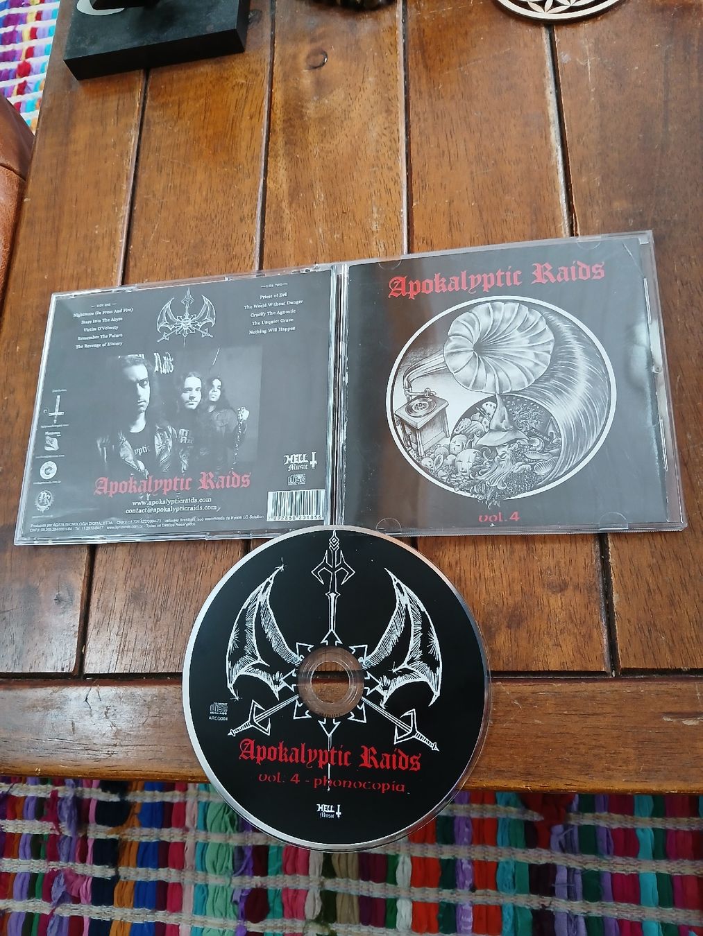CD: apokalyptic raids- vol. 4... – Usato da St-Cergue venduto da VeganWarrior