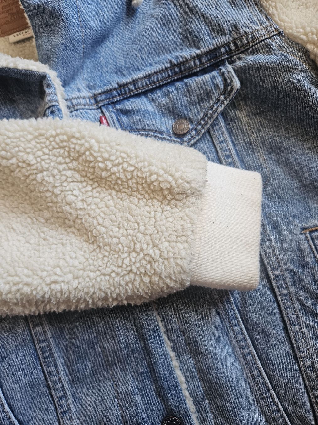 Levi's Giacche: Levi's Sherpa Hoodie – Usato da Les Acacias venduto da minnie6 4
