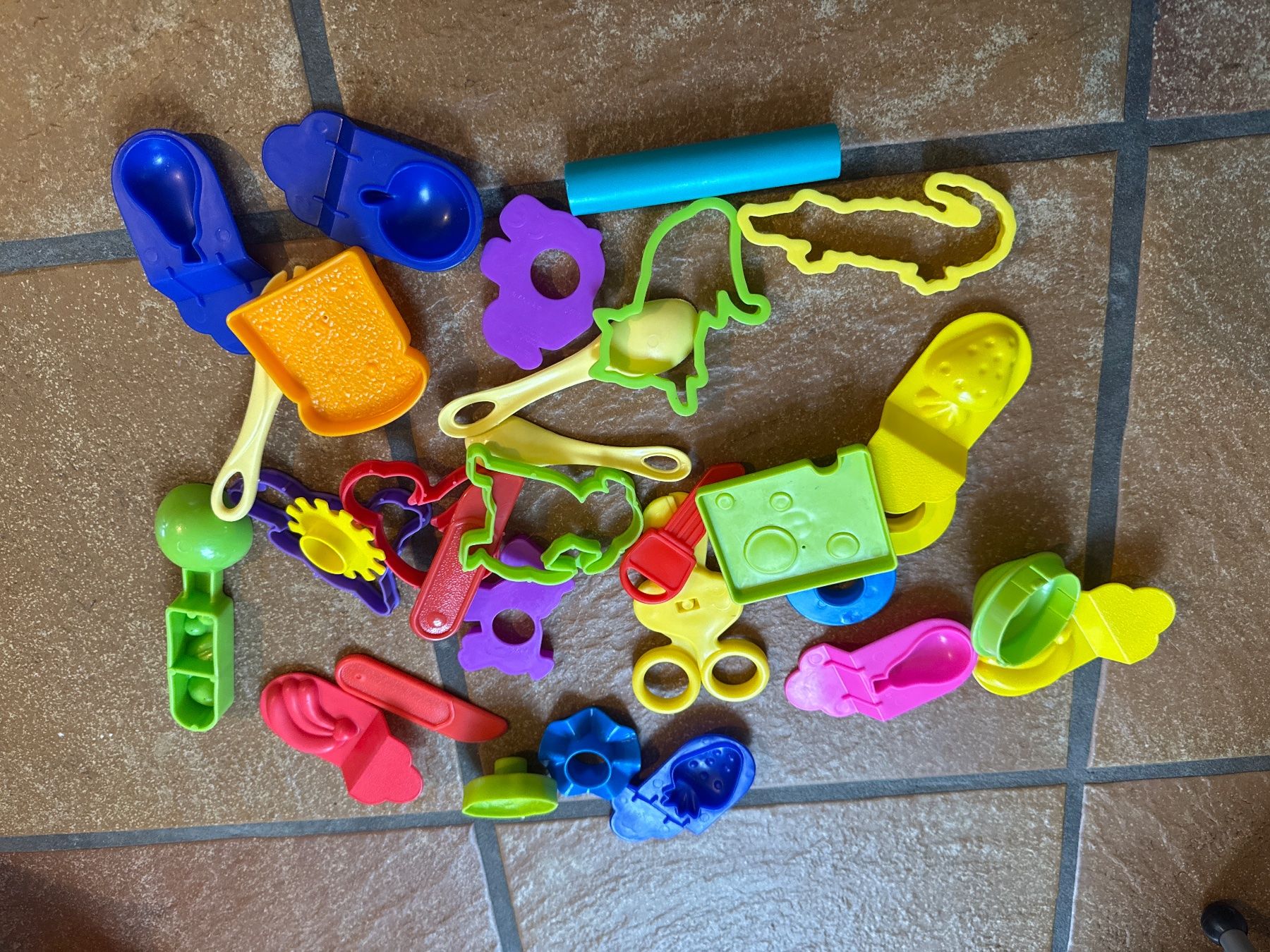 Play-Doh Spielzeuge: Play-Doh Firehouse Fire Station + verschiedene Elemente – Gebraucht aus Thalwil von mpr 2