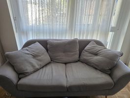Zweisitzer Sofa grau mit drei Kissen gebrauchter Zustand