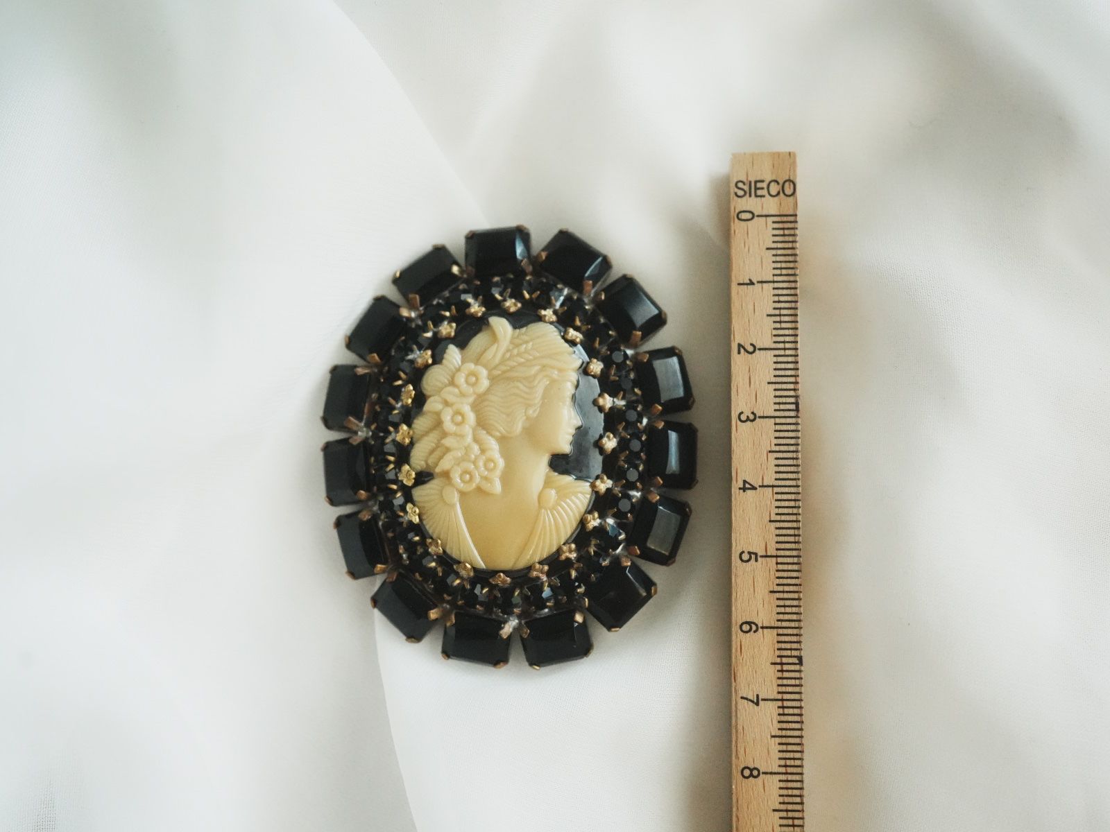 Spille & Fermagli: Grosse Vintage Cameo Brosche mit schwarzen Strasssteinen – Usato da Volketswil venduto da HeredisAntiques 4
