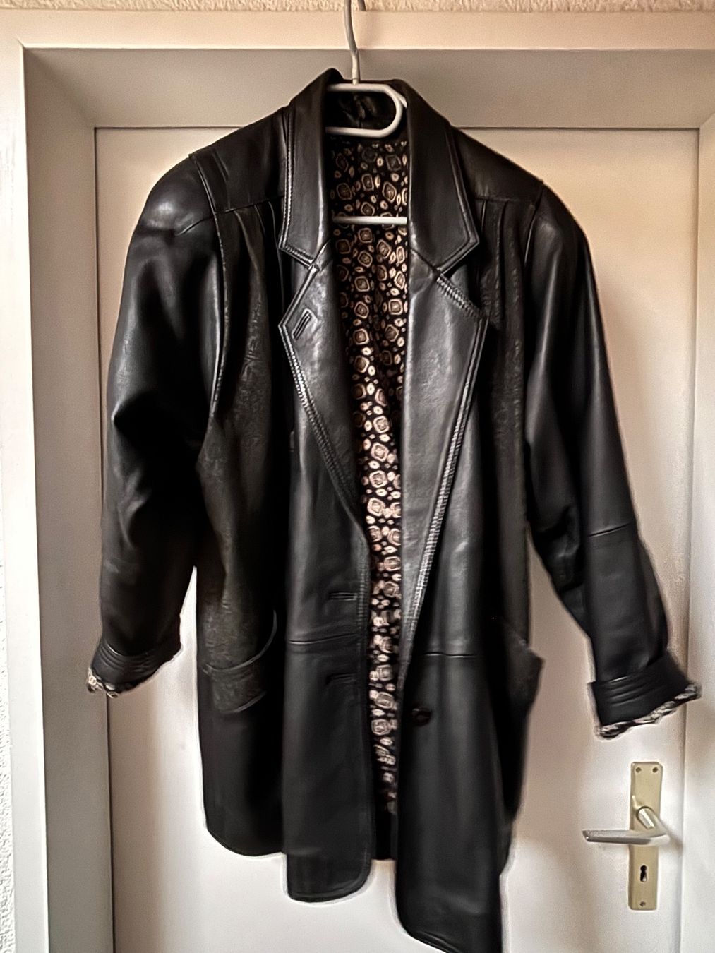Giacche: Vintage Lederjacke mit Schulterpolster – Usato da Uetendorf venduto da Komodo02