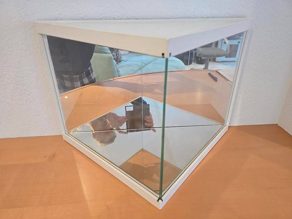 Vitrinen: Vitrine: Designer-Glas-Vitrine PRISMA mit Schiebe-Glas-Front – Gebraucht aus Pfeffingen von rov_9frp 1