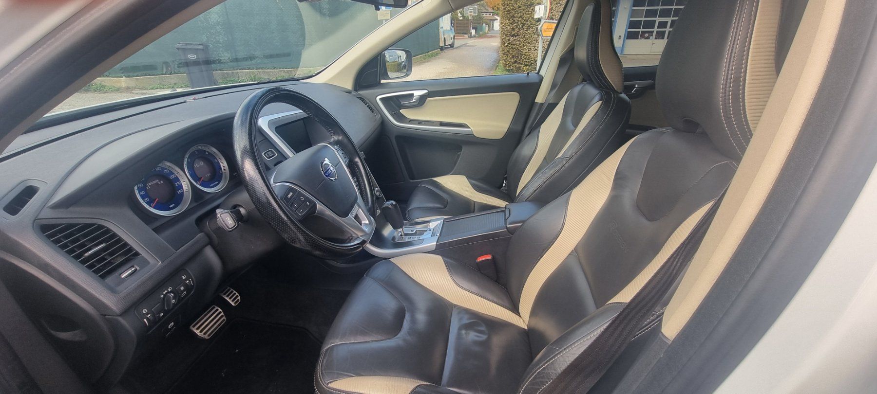 Volvo Automobili: Volvo XC60 D3 R-design AWD – Usato da Cheseaux-sur-Lausanne venduto da 10CHF 6