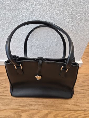 Handtasche Lancaster schwarz mit Herz Anhänger