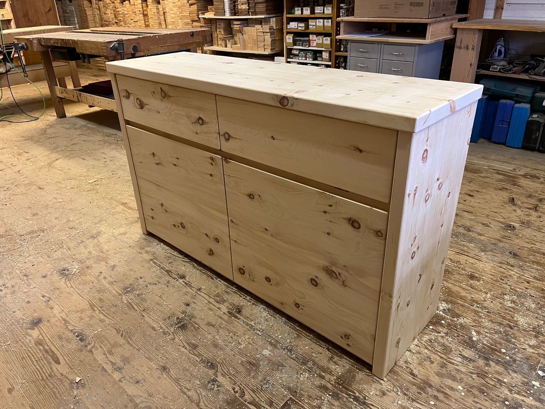 Cassettiere: Arve/Zirbe Sideboard Kommode massiv – Nuovo e nell'imballaggio originale da Gutenswil venduto da HMrank