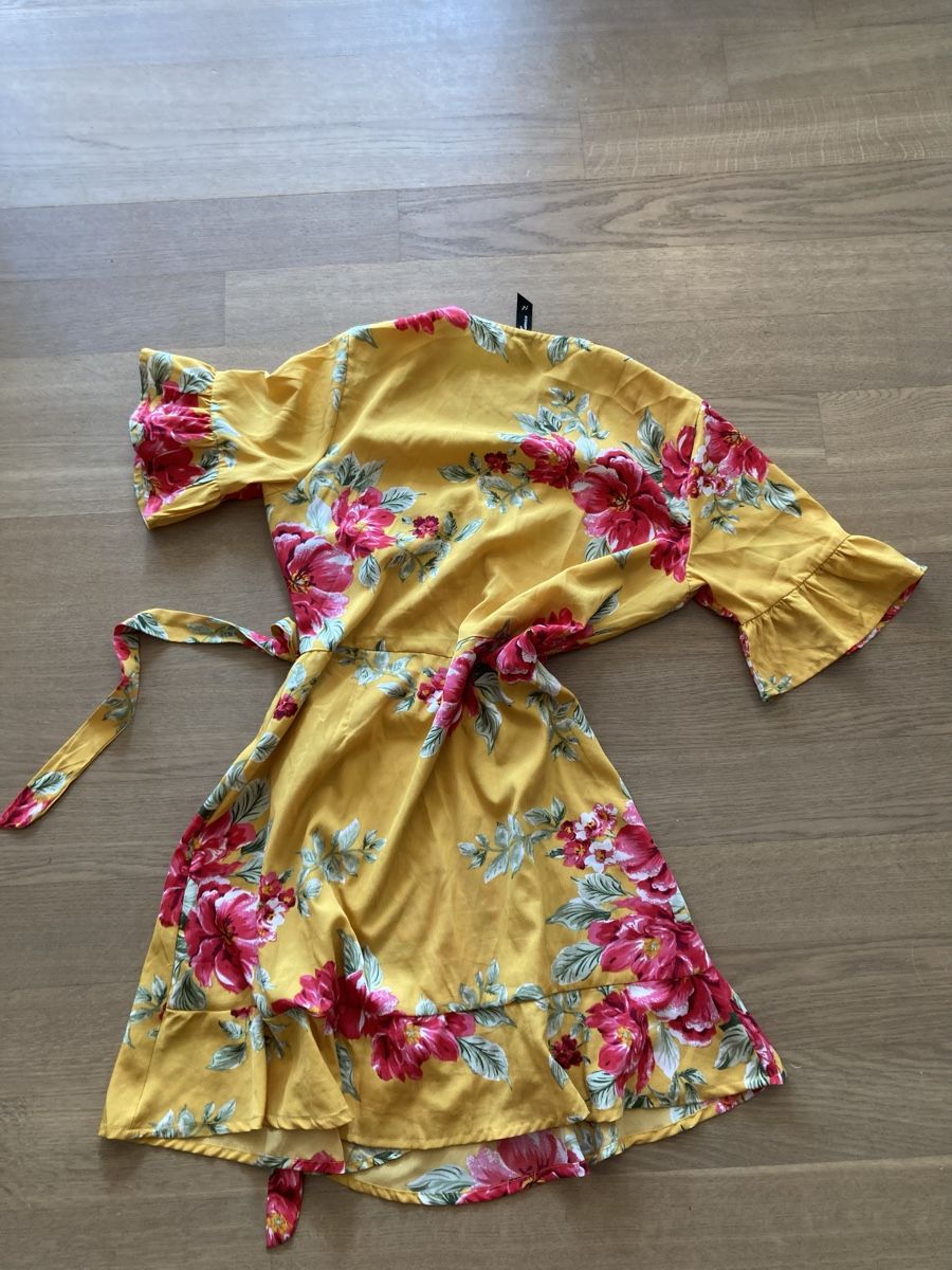 Kleider: Schönes Kleid passt bei 40/42 – Gebraucht aus Gutenswil von Miania04 1