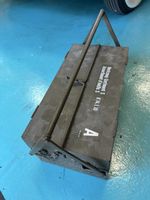 Alte gut erhaltene leere Metallwerkzeugkiste