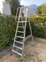 Neuwertige Plattformleiter mit Rollen und Griff
