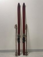 Ski (A 0), Ski in gutem Zustand mit Lederbindung und Stöcken