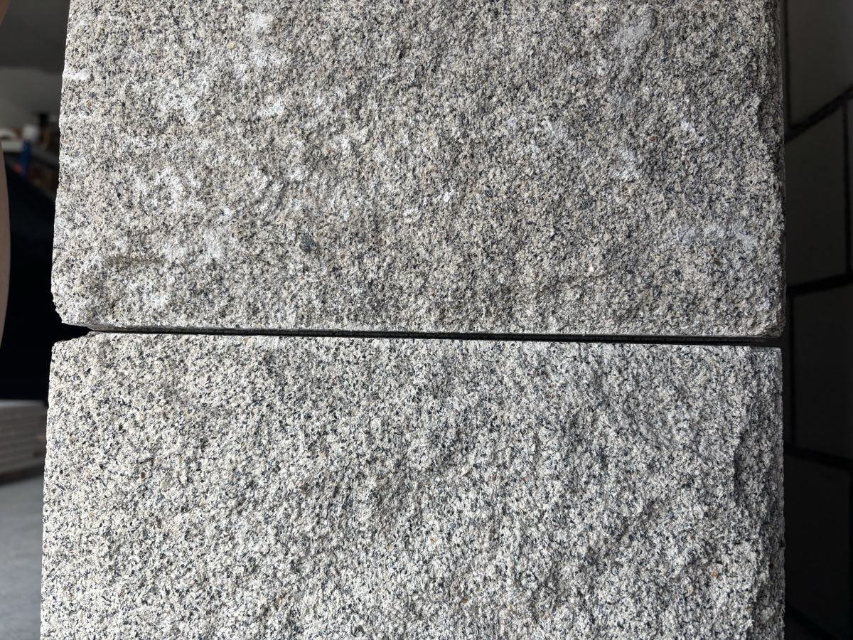 Steine & Dachziegeln: Betonsteine Granitoptik, 26 Stk – Neu (gemäss Beschreibung) aus Jenins von K-Industrie 4
