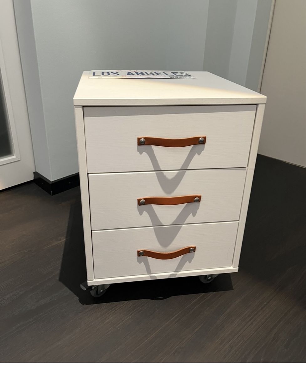 Comodini: Lifestyle White bed table with  drawers – Usato da Rüschlikon venduto da ant_5v7g