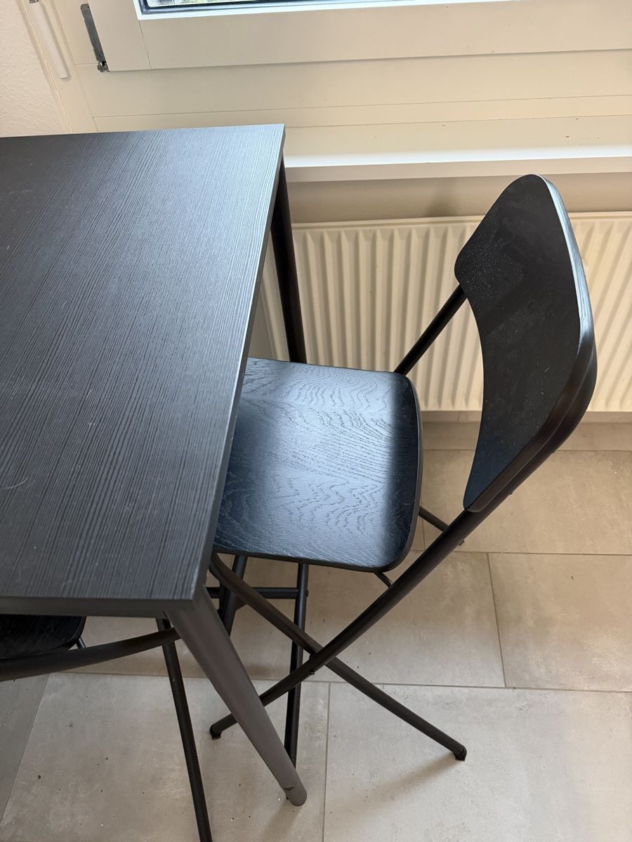 Ikea Set di tavolo e panche: IKEA Bartisch/Hochtisch mit 2 Stühlen, schwarz – Usato da Bottmingen venduto da jin_x6zg 1