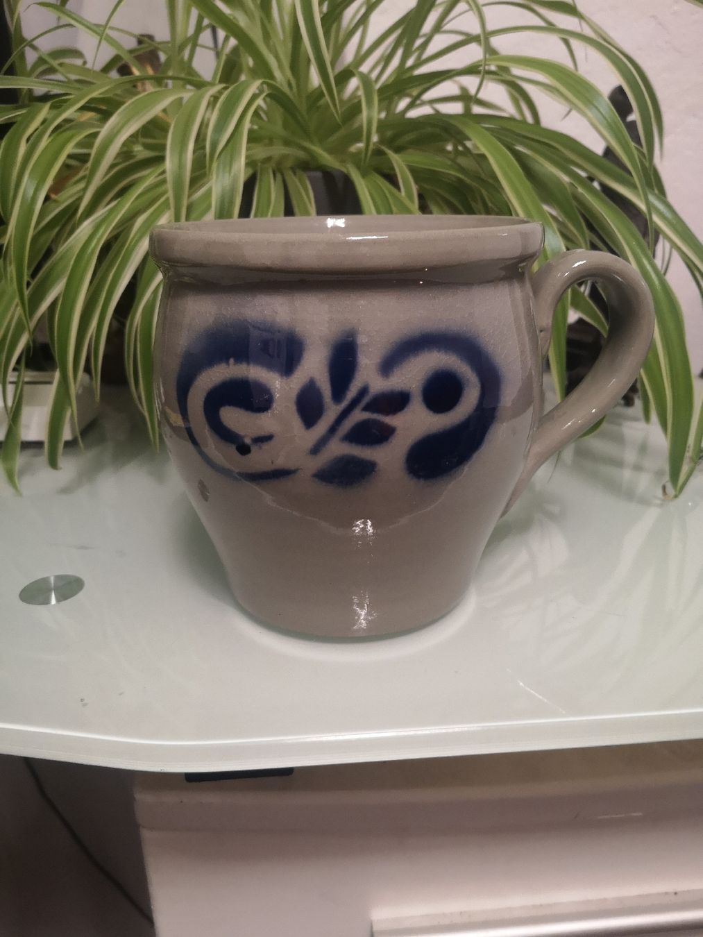 Pentole: Rustikaler Keramik Krug mit blauem Muster – Usato da Belp venduto da mar_76s8