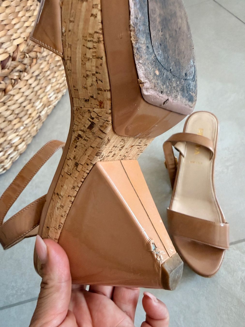 Prada Damenschuhe: Prada Patent Leather Wedge Sandals Camel Beige – Gebraucht aus Muttenz von Kenidg 2