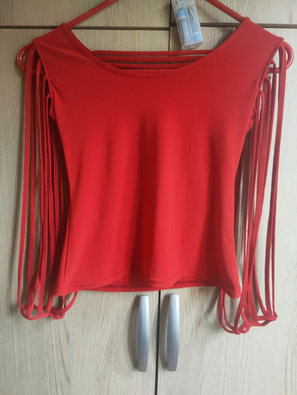 Top: Top rouge avec manches à franges, Taille S – Usato da Lausanne venduto da Cassandra11