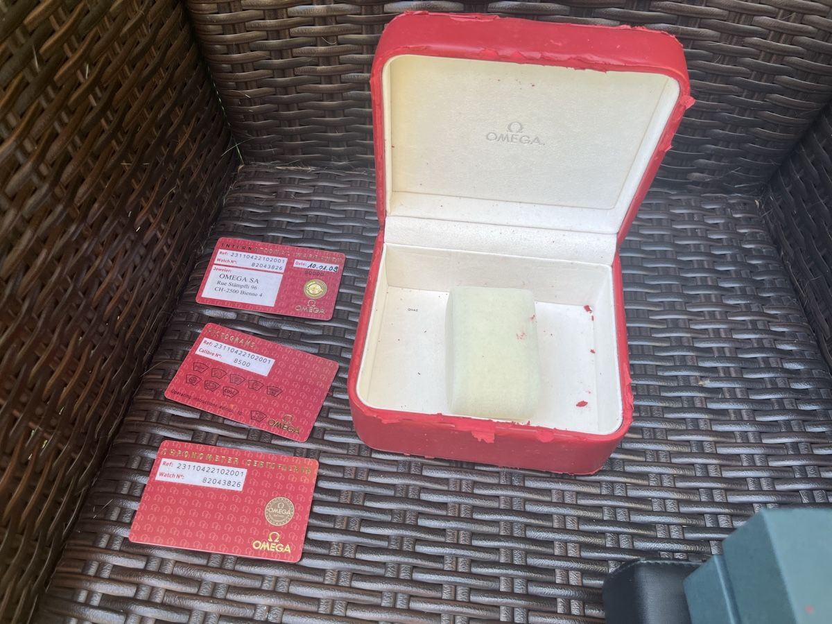 Omega Uhren: Boîte Omega rouge avec cartes  – Defekt aus Genève von Beyond-Time-Geneve 1