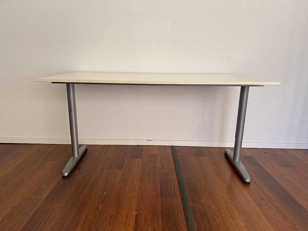 Tavoli: TABLE CONFERENCE AVEC 2 PIEDS REGLABLES PLATEAU BLANC – Usato da Clarens venduto da lollipop74