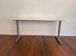 TABLE CONFERENCE AVEC 2 PIEDS REGLABLES PLATEAU BLANC