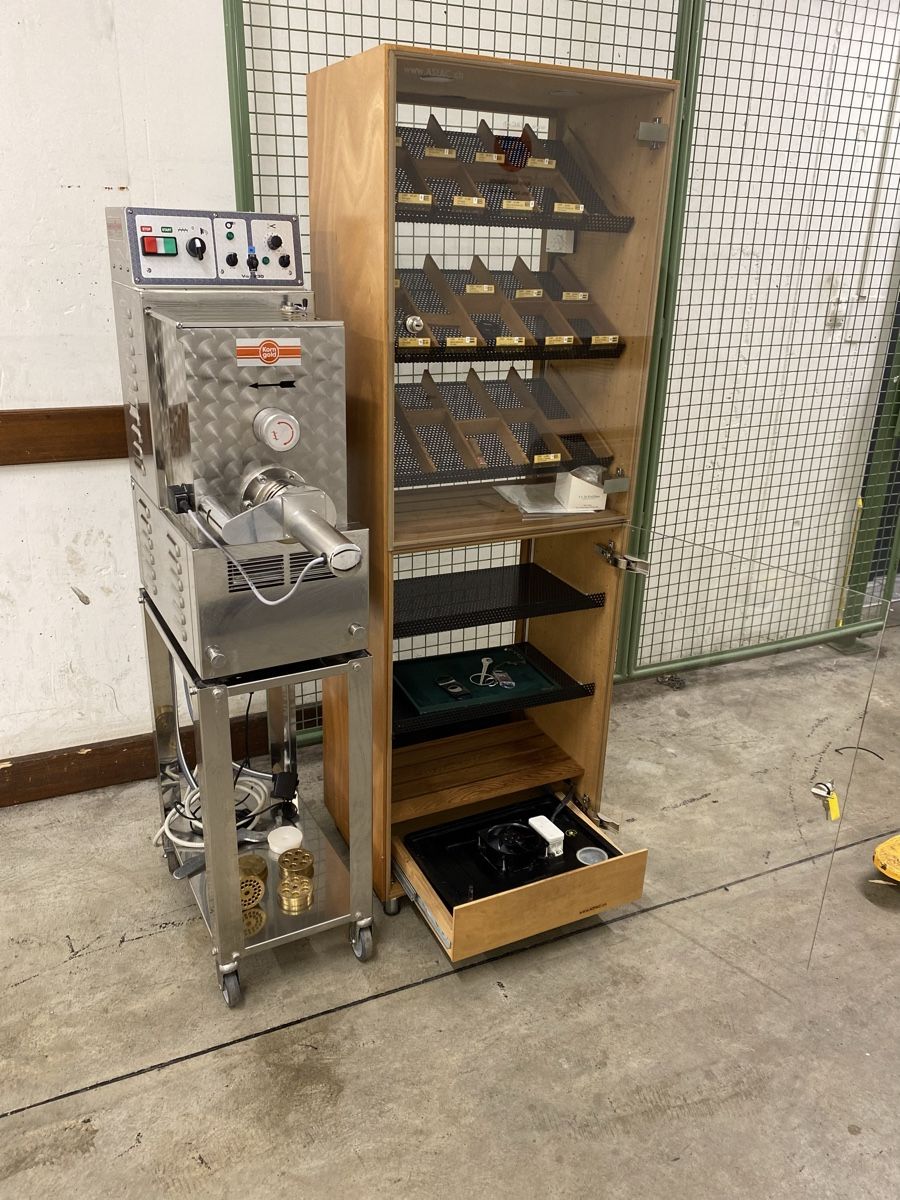 Elettrodomestici da cucina: Zigarrenschrank und Pastamaschine – Usato da Dietikon venduto da dia_y8y5 3